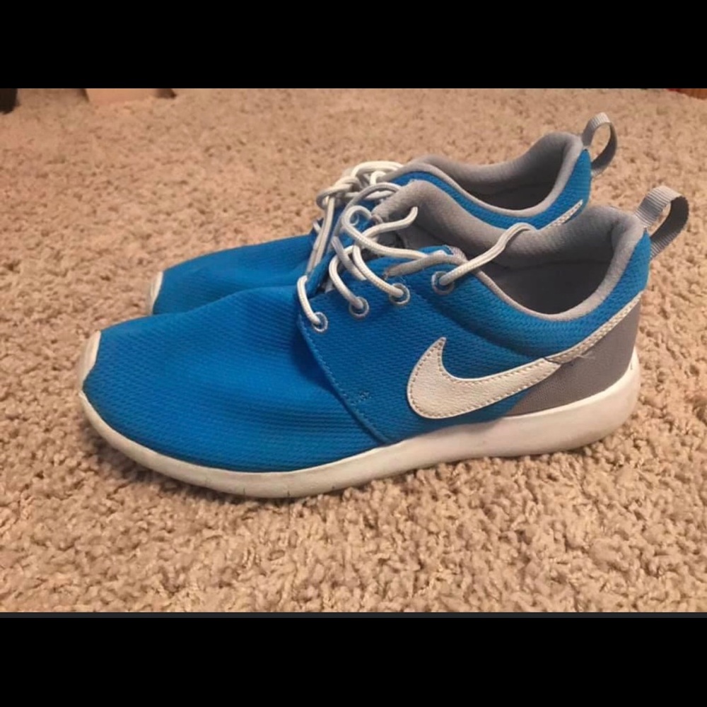 Boys size 5.5 Nike Roshe